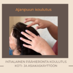 Kuvassa tehdään intialaista päähierontaa asiakkaalle